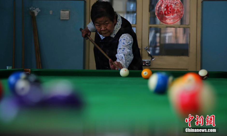 86-year-old grandma's physical exercise in daily life
