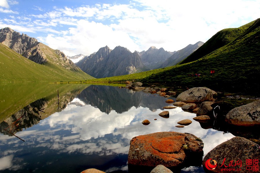 Charming scenery of Jiuzhi Nianbaoyuze Mountain Scenic Resort