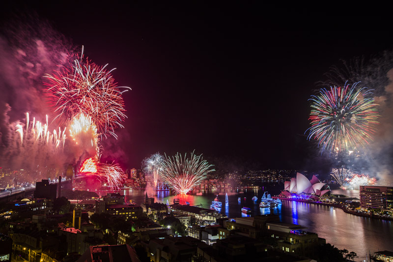 Sydney New Year's Eve: Splendid fireworks illuminate the night sky