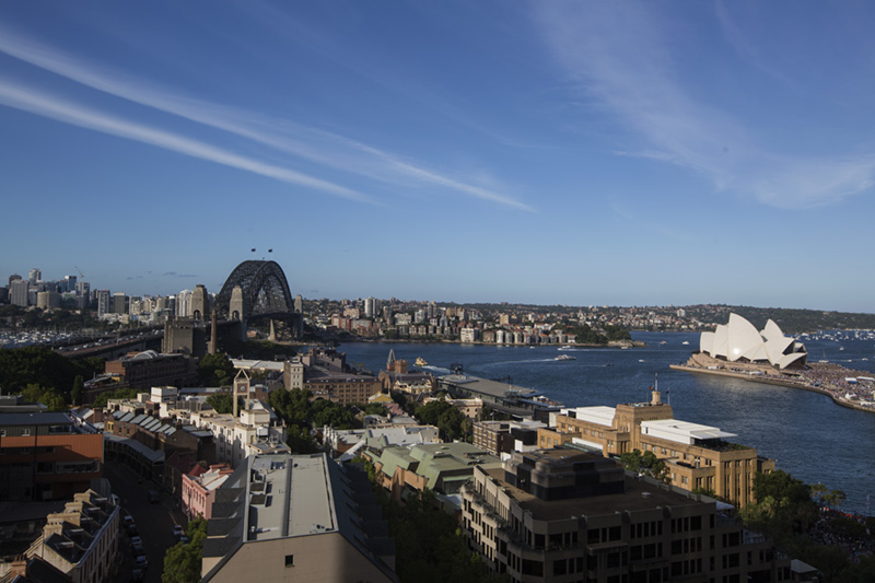 Sydney New Year's Eve: Splendid fireworks illuminate the night sky