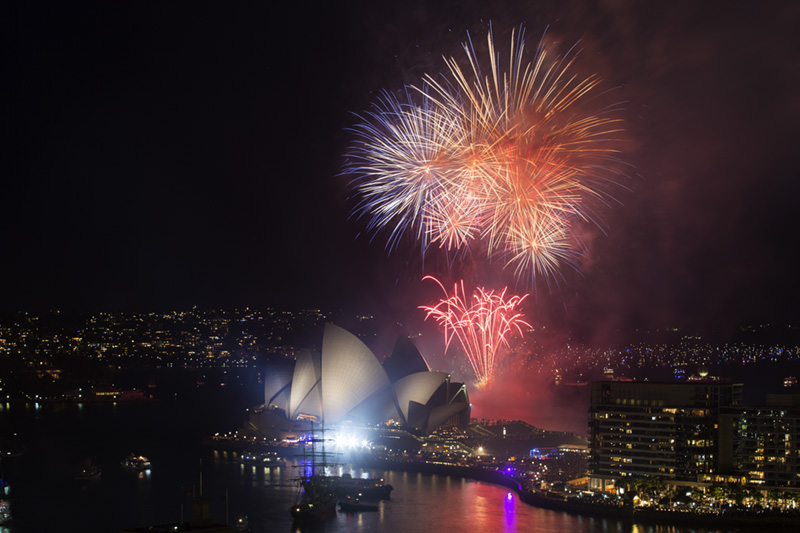 Sydney New Year's Eve: Splendid fireworks illuminate the night sky