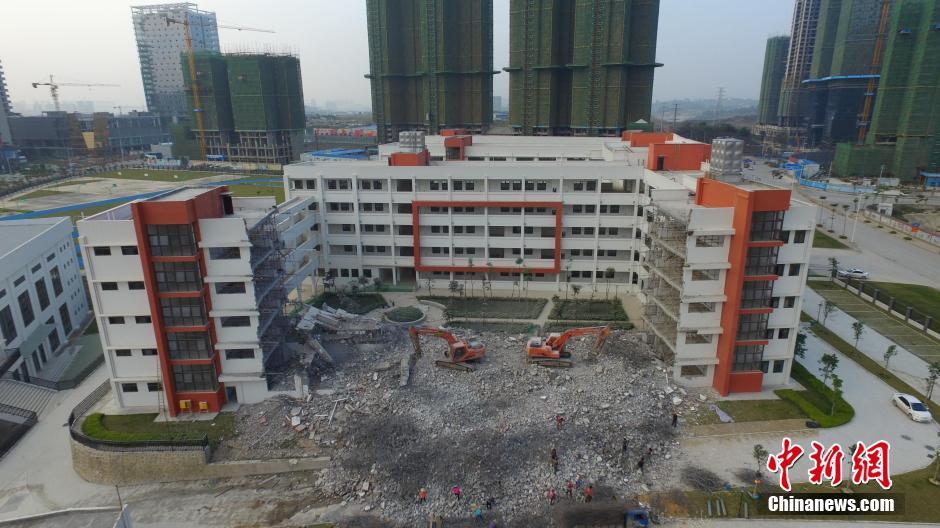 Newly built school building demolished in S China