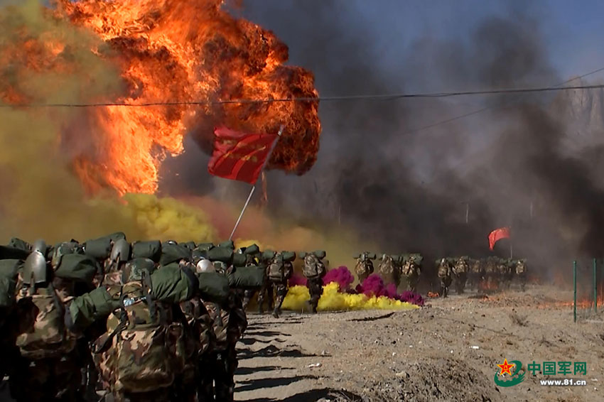 Striking moments of soldiers' training in Tibet
