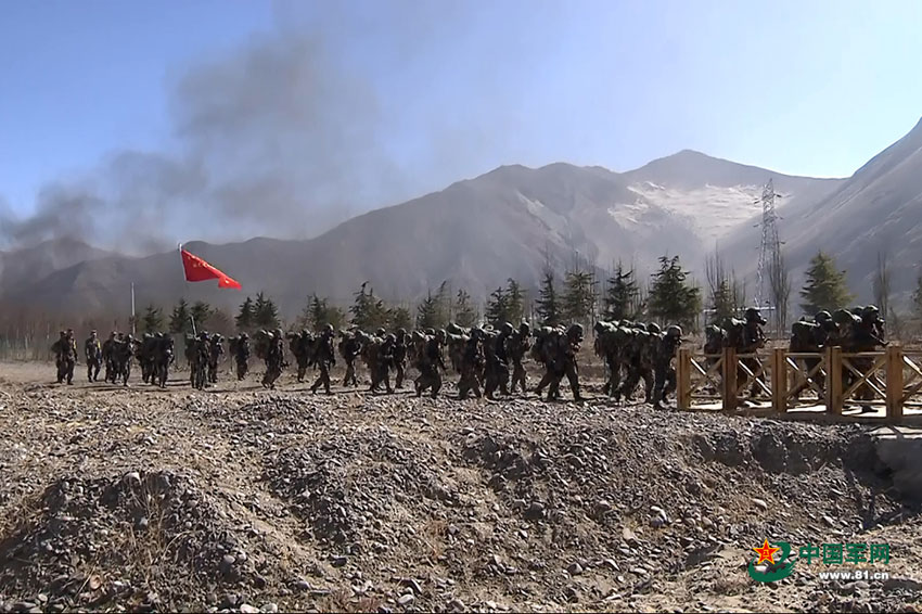Striking moments of soldiers' training in Tibet
