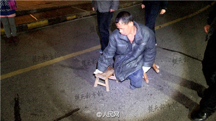 Amputee man scales Wudang Mountain by arms 
