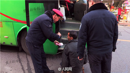 Amputee man scales Wudang Mountain by arms 
