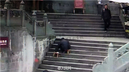 Amputee man scales Wudang Mountain by arms 
