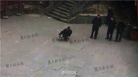 Amputee man scales Wudang Mountain by arms 
