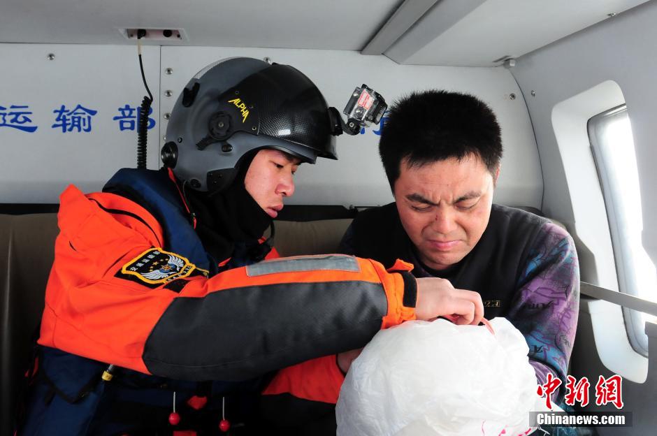 Helicopter rescues fisherman who broke his fingers on boat