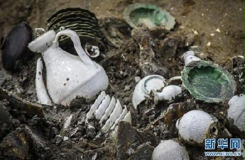 Hoard of relics salvaged from ancient Chinese ship