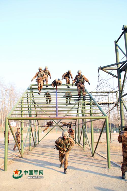 Students take part in military competition in N China