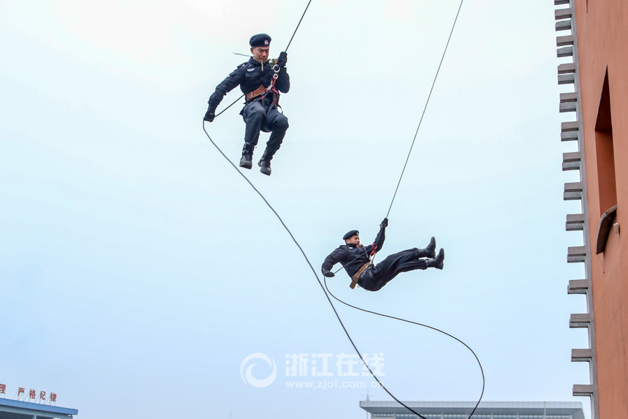 SWAT members hold romantic wedding in E China