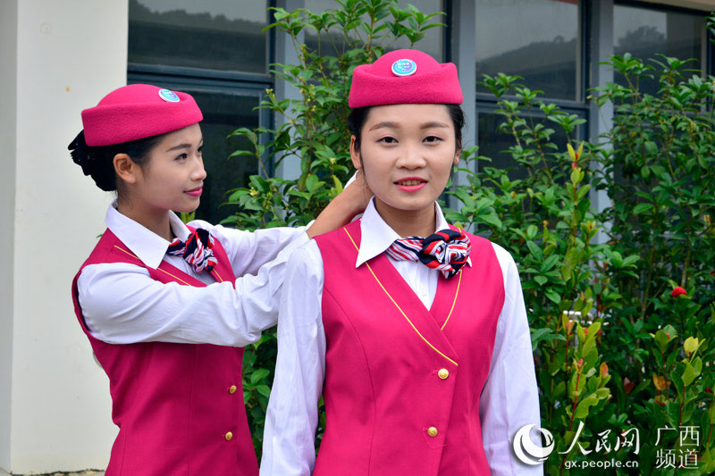 Charming flight attendants shine in Guangxi
