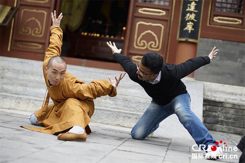 An Indian man who is fond of traditional Chinese medicine and Zen culture