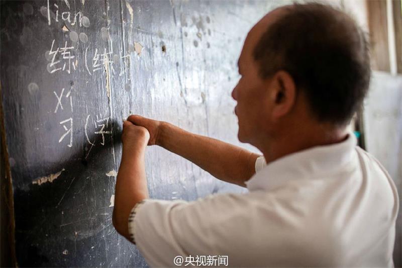 Fingerless teacher sticks to his position for 26 years