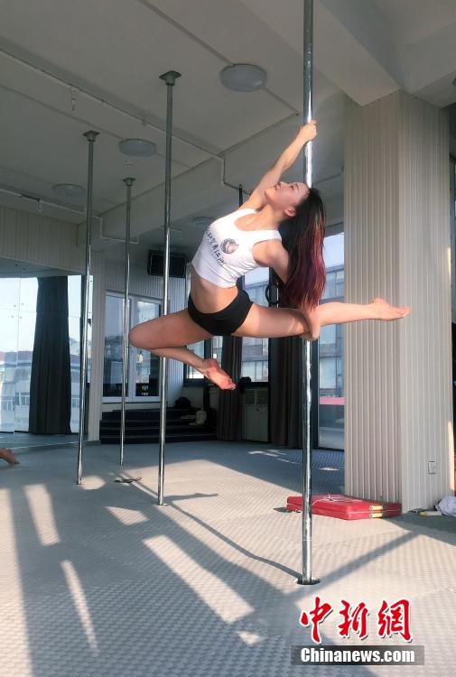 Chinese pole dancing master opens class in Tianjin