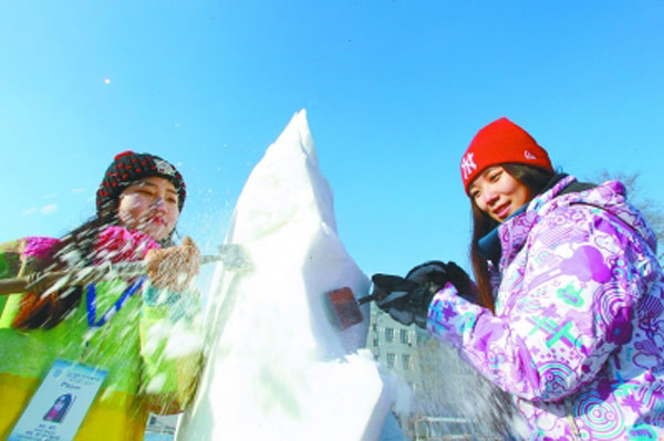 Art of snow sculpture brightens people's life in Harbin
