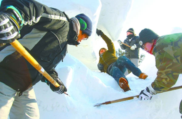 Art of snow sculpture brightens people's life in Harbin
