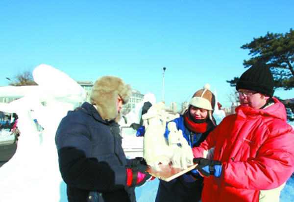 Art of snow sculpture brightens people's life in Harbin
