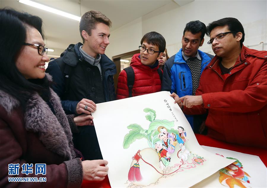 American students fascinated by Yangliuqing New Year paintings