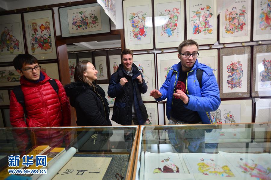 American students fascinated by Yangliuqing New Year paintings