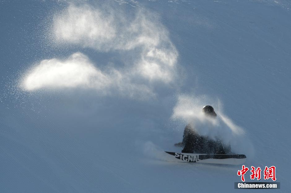 Contestants show fantastic snowboarding skills in Beijing