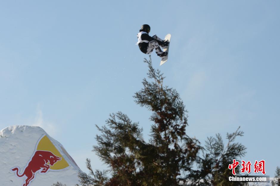 Contestants show fantastic snowboarding skills in Beijing