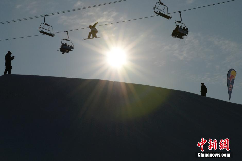 Contestants show fantastic snowboarding skills in Beijing