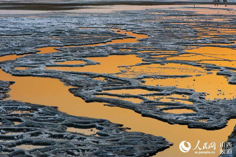 Beauty of nature: winter scenery of salt pond in Shanxi
