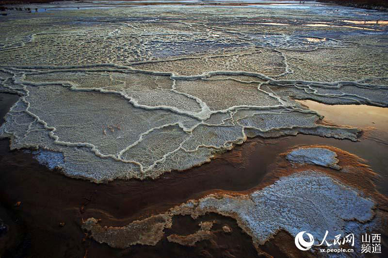 Beauty of nature: winter scenery of salt pond in Shanxi
