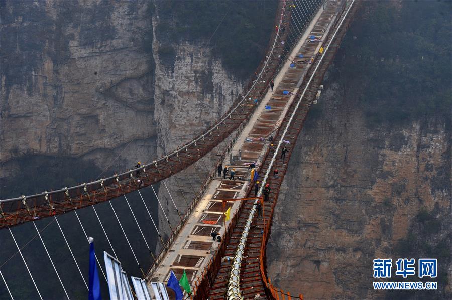 Glass bridge across the Zhangjiajie Grand Canyon to open to public in first half of 2016