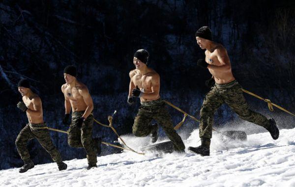 South Korean special forces soldiers challenge severe cold