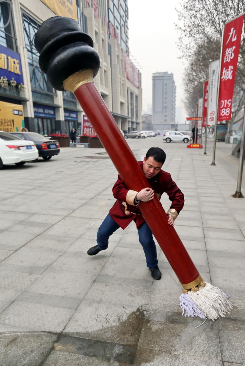 Have you ever tried to write with a 3-meter-long brush?