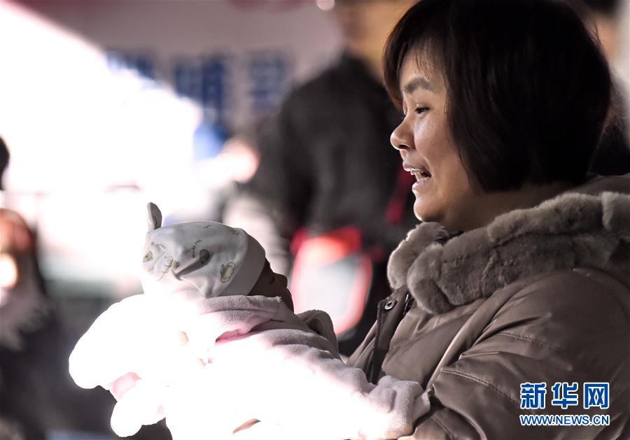 Expressions on the first day of Spring Festival travel rush in 2016