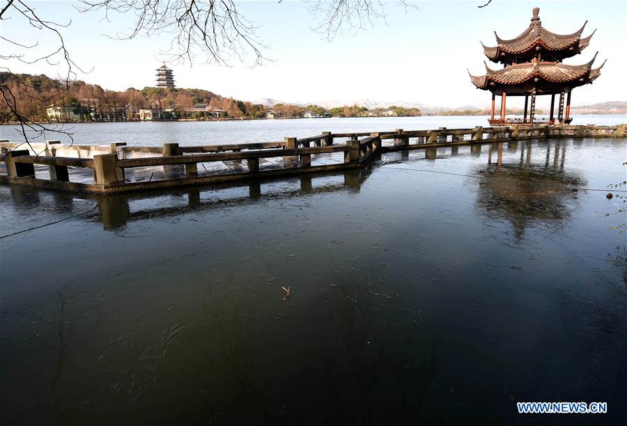 Cold snap brings joy, trouble to south China