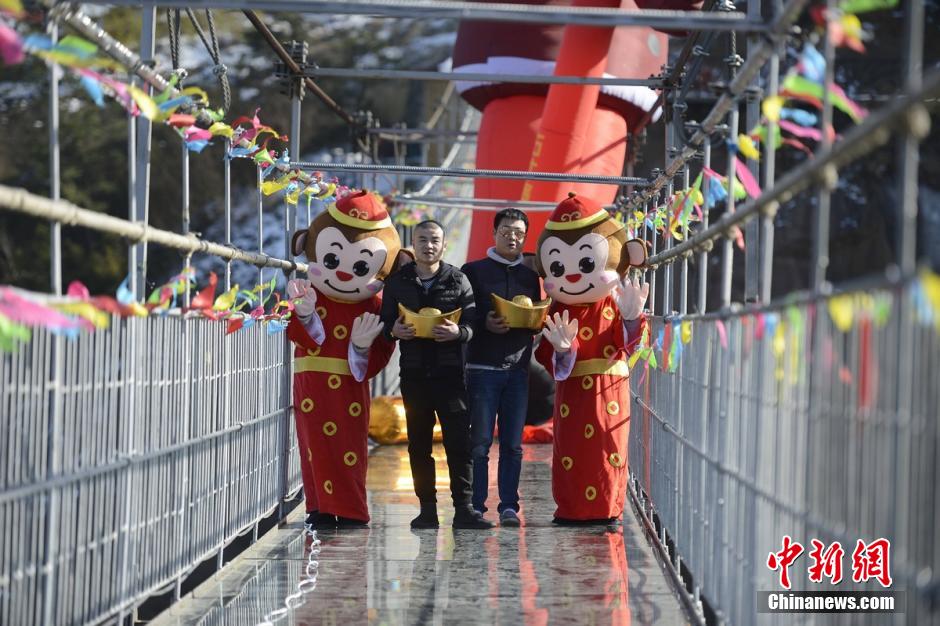 Giant 'Monkey King' appears on glass skywalk in C China