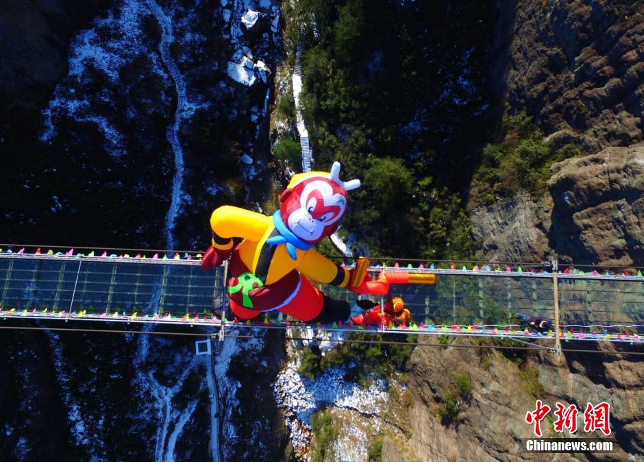 Giant 'Monkey King' appears on glass skywalk in C China