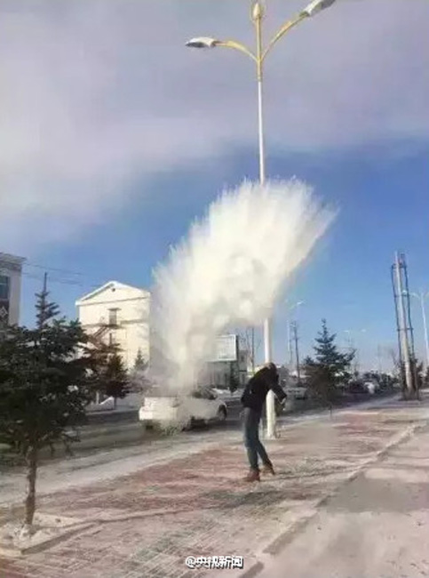 A moment of beauty: Water splashed instantly freezes in Hulun Buir 
