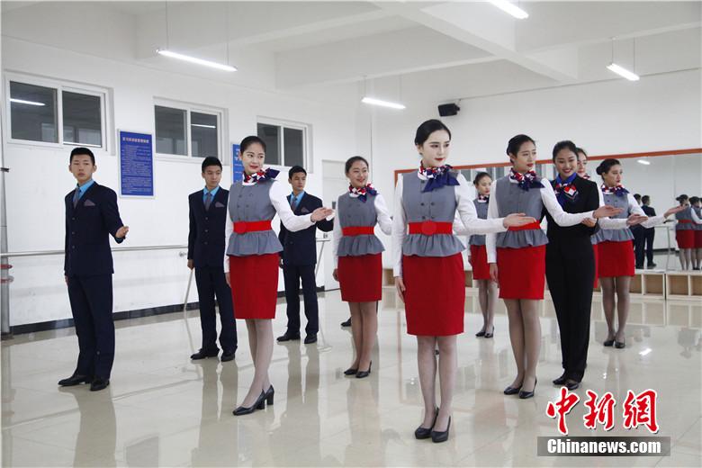 Future stewardesses take 'acrobatic' training 