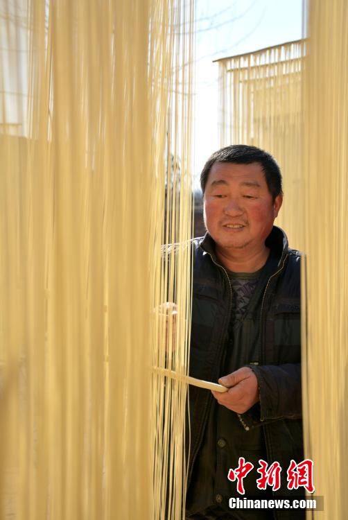 Hollow fine dried noodles craft with history of 100 years