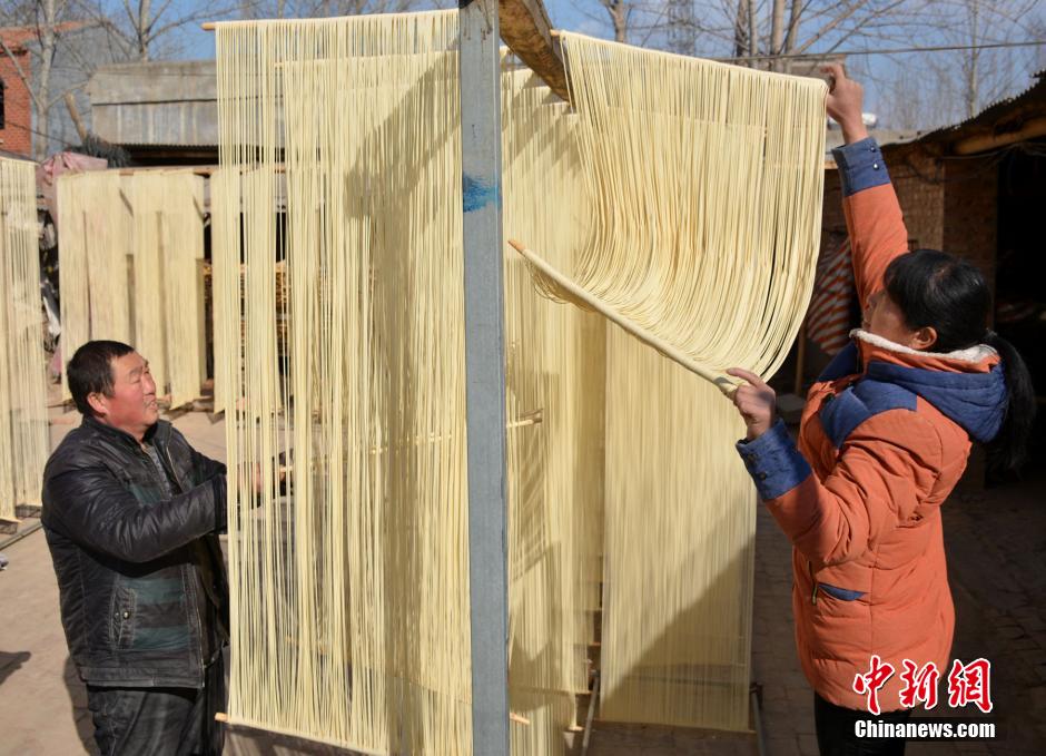 Hollow fine dried noodles craft with history of 100 years