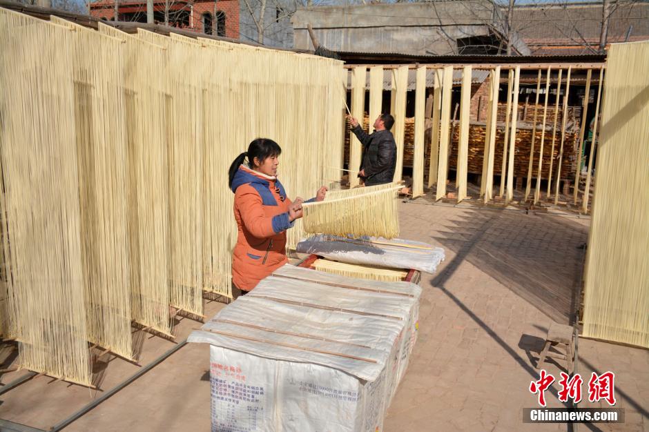 Hollow fine dried noodles craft with history of 100 years