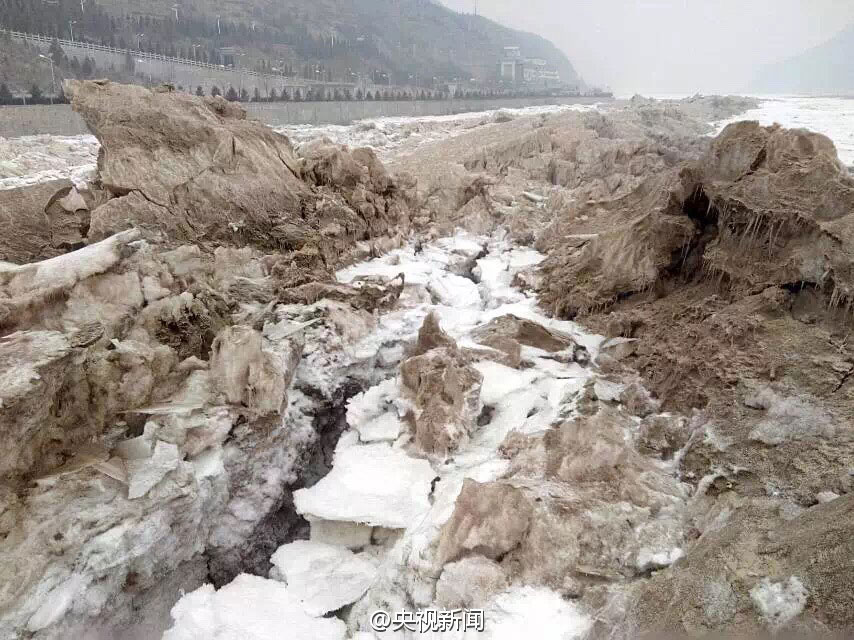 Breathtaking frozen Hukou Waterfall
