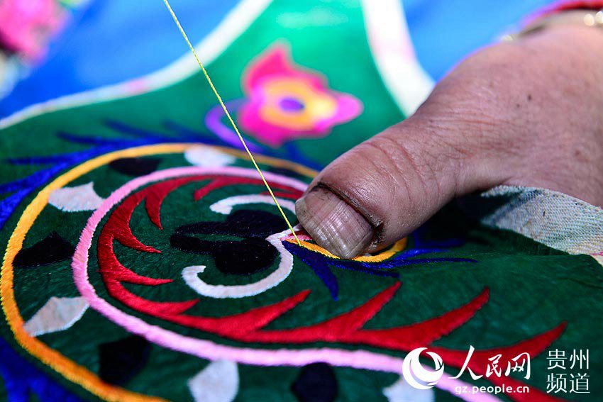 Miao women embroider hundred-bird coat for upcoming Spring Festival in Guizhou