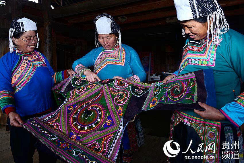 Miao women embroider hundred-bird coat for upcoming Spring Festival in Guizhou