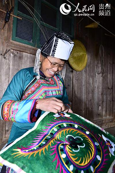 Miao women embroider hundred-bird coat for upcoming Spring Festival in Guizhou