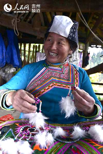 Miao women embroider hundred-bird coat for upcoming Spring Festival in Guizhou