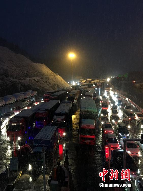 Sudden snow causes over 8 km traffic jam on highway in Jiangxi 