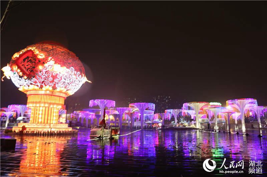 Wuhan lantern feast illuminates Garden Expo