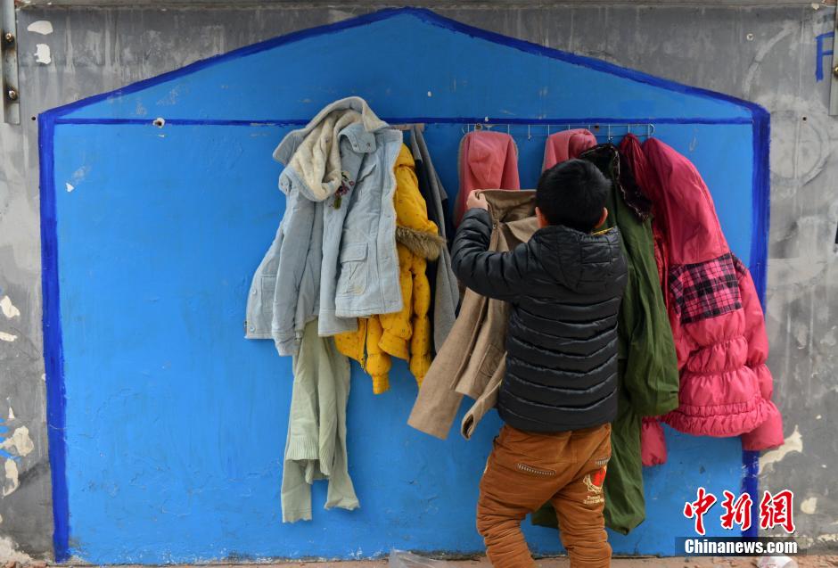 'Wall of Kindness' set up in Chengdu to help the homeless in winter